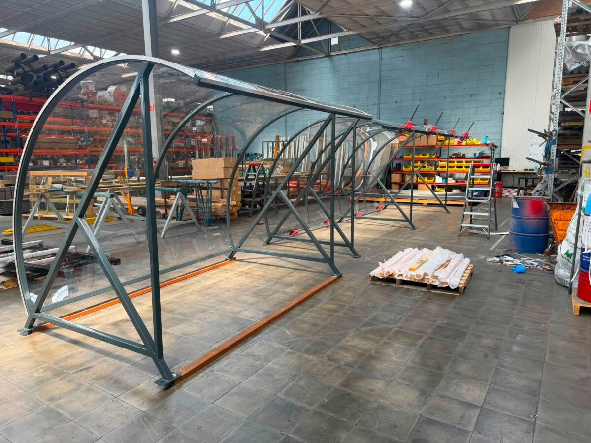 Een kijkje achter de schermen: productie van de BF1000 fietsoverkapping 3 BF1000 fietsoverkappingen van 3 en 6 meter tijdens de productie in de fabriek in Stadskanaal.